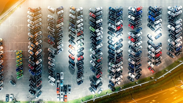 Grand parking de nuit d'une hauteur