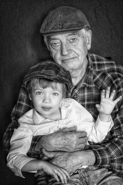 Photo grand-père avec des cheveux tenant un beau neveu