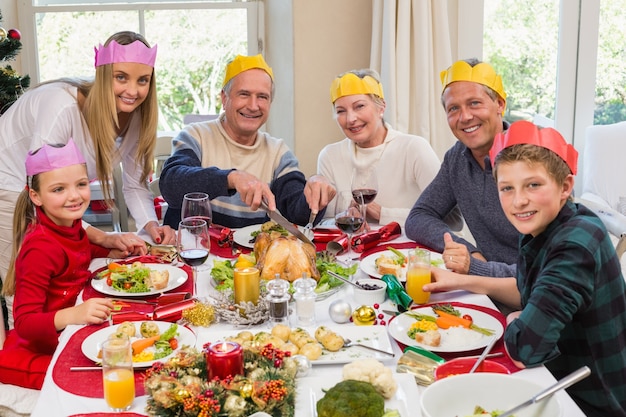 Grand-père, dans, chapeau fête, découper, poulet, pendant, dîner