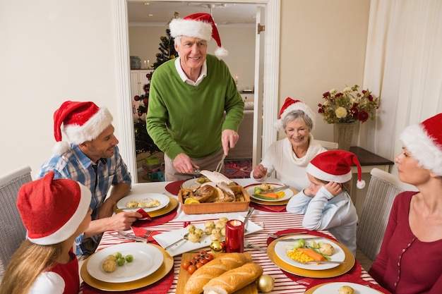 Grand-père, dans, santa, chapeau, découper, rôti, dinde, noël