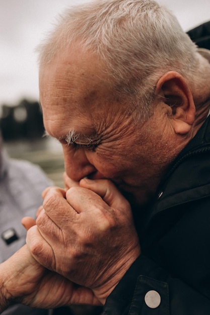 Grand-père embrasse la main de sa grand-mère