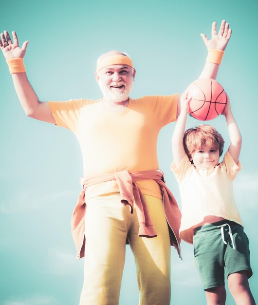 Grand-père et enfant s'entraînant ensemble être en mouvement homme âgé et enfant dans le club de santé familial seni...