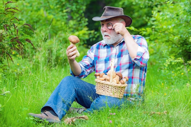 Grand-père avec panier de champignons et une expression faciale surprise