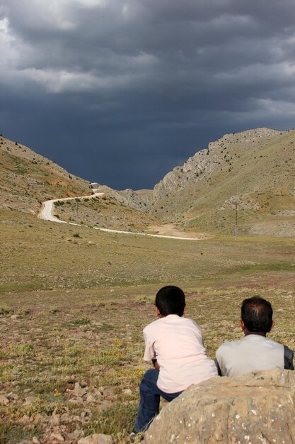 grand-père et petit-enfant regardant la nature