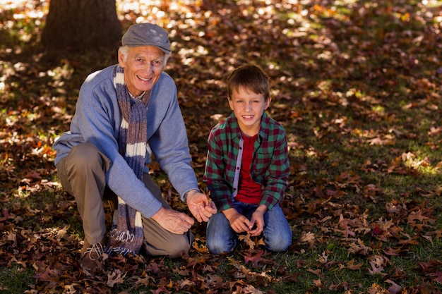 Grand-père et petit-fils au parc en automne