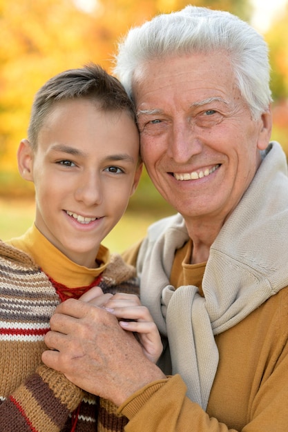 Photo grand-père et petit-fils dans le parc automnal