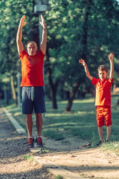 Grand-père et petit-fils exerçant dans le parc