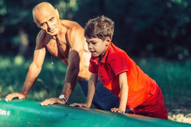 Grand-père et petit-fils exerçant dans le parc