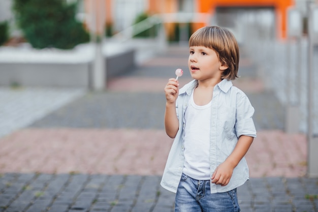 Grand-père avec un petit-fils en promenade