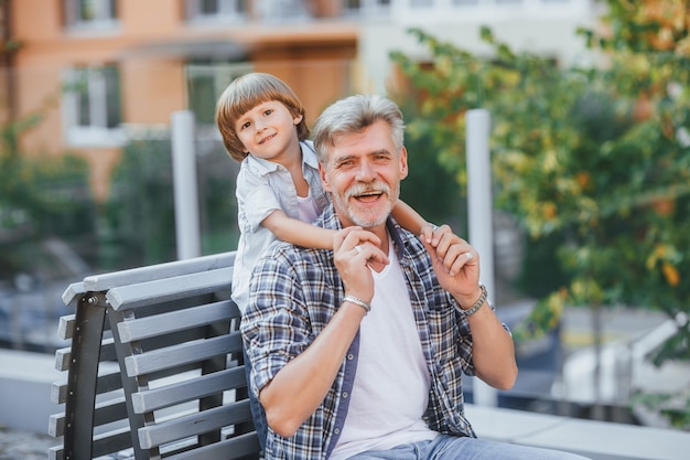 Grand-père Avec Un Petit-fils En Promenade