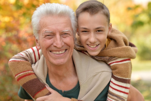 Grand-père et petit-fils s'embrassant dans le parc