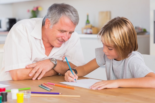 Grand-père en regardant le dessin de son petit-fils