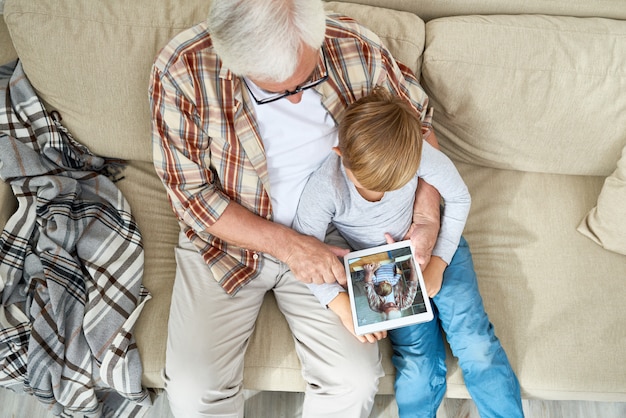 Grand-père regardant des photos de famille