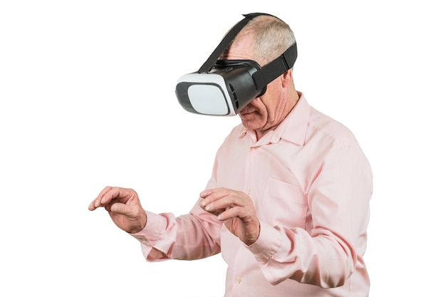 Grand-père regarde les gestes des lunettes de soleil VR avec ses mains isolées sur fond blanc