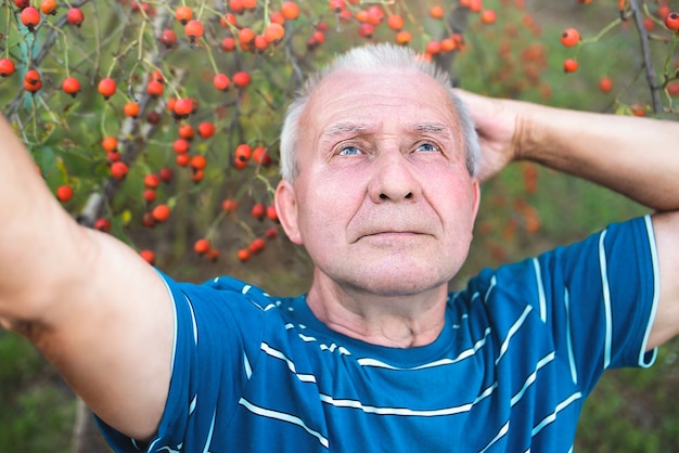 Grand-père à la retraite pense à des choses importantes