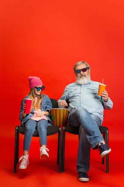 Grand-père s'amusant et passant du temps avec sa petite-fille