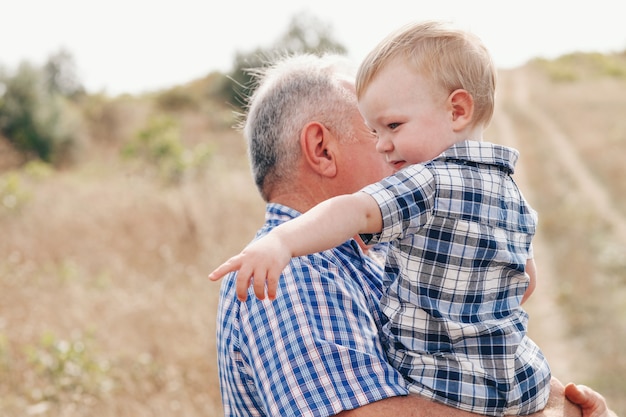 Grand-père avec son petit-fils