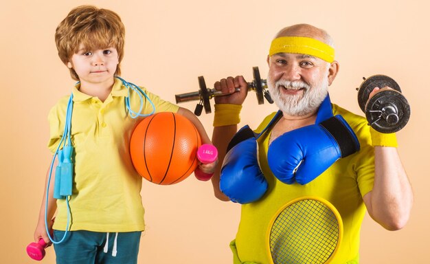 Grand-père sportif familial et enfant sportif vieil homme mûr et petit enfant garçon avec équipement de sport