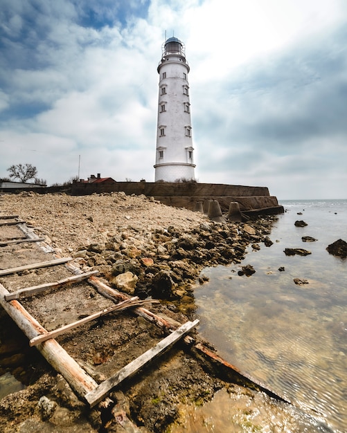 Grand phare blanc au bord de la mer l'après-midi en été