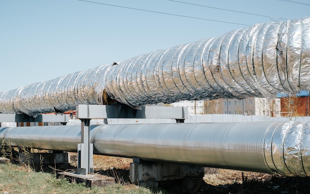 Grand pipeline industriel à l'extérieur Vue latérale de deux tuyaux avec isolation thermique aux beaux jours