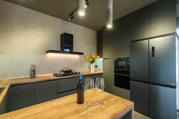 Grand plan de cuisine gris foncé de luxe moderne