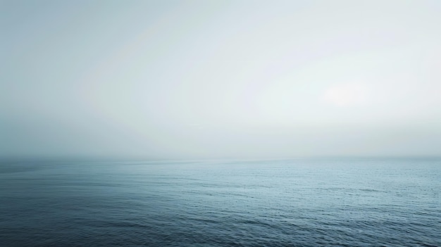 un grand plan d'eau avec un bateau au loin