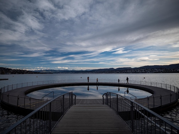 Un grand plan d'eau avec un pont en arrière-plan