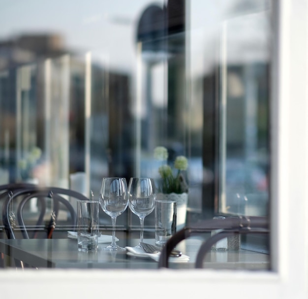 Photo grand plan de l'eau potable sur la table