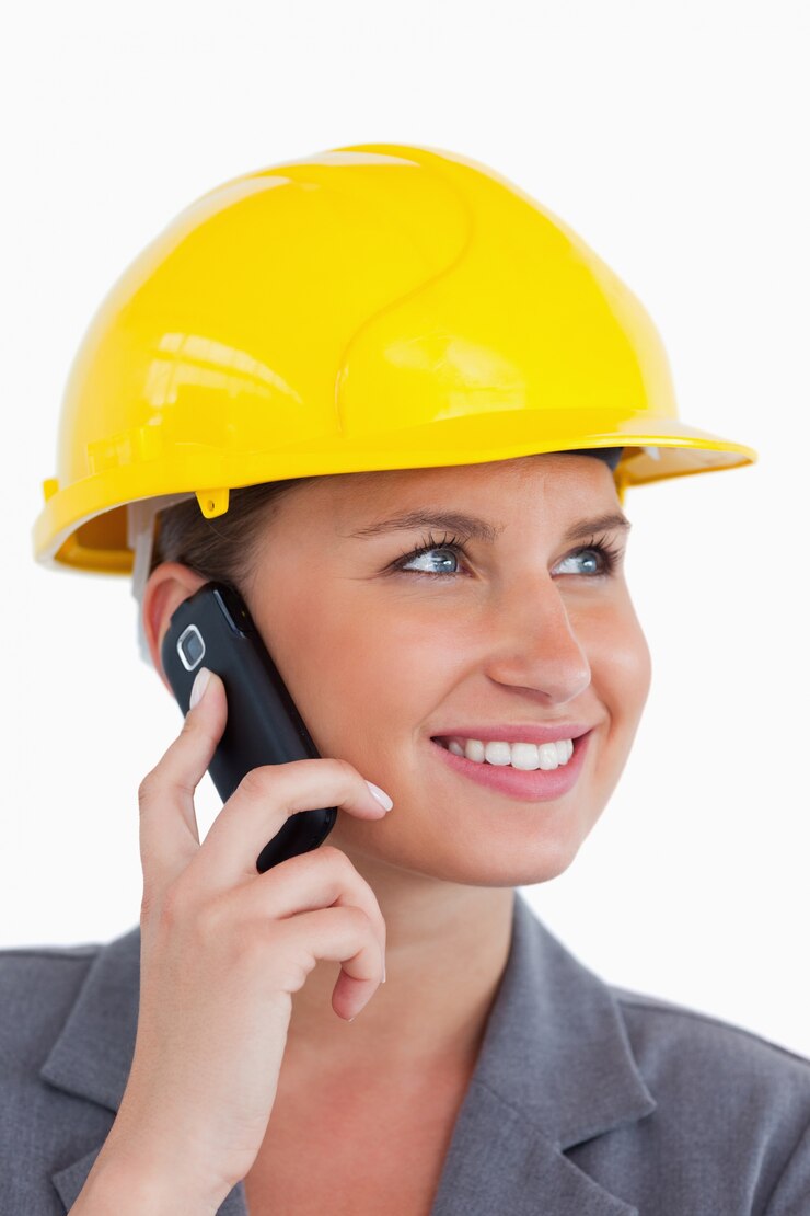 Photo grand plan, de, femme, architecte, à, téléphone portable, et, casque, sur