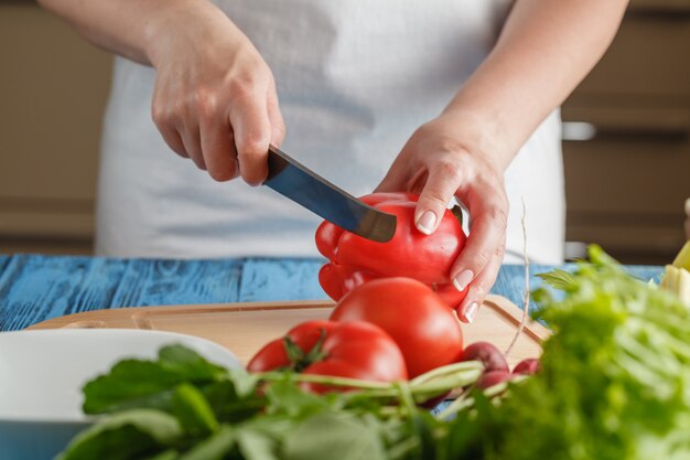 Grand plan, de, femme, main, couper, tomate, sur, planche à découper, à, couteau pointu