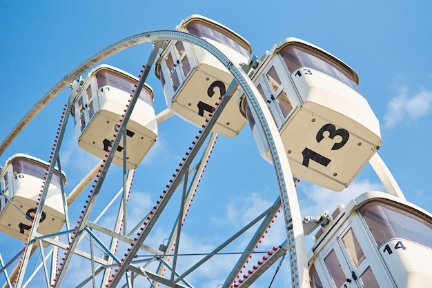 Grand plan, de, grande roue, contre, bleu, ciel nuageux