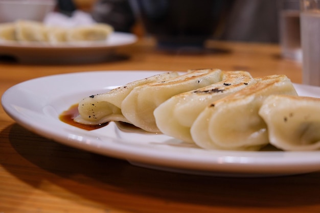 Grand plan de la nourriture dans l'assiette sur la table