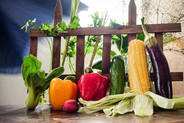 Photo grand plan des tomates et des légumes sur la table