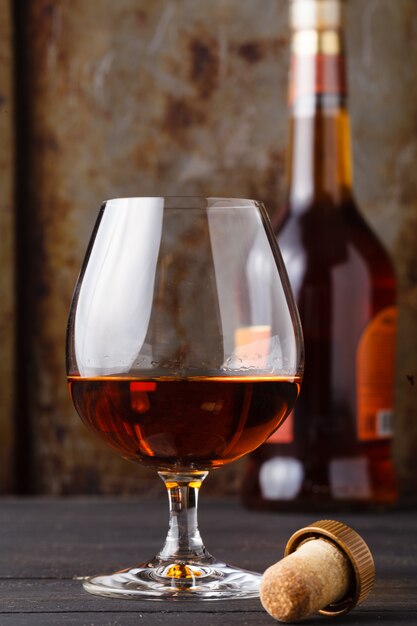 Grand plan, de, verre, cognac, ou, whisky, sur, mur rouillé