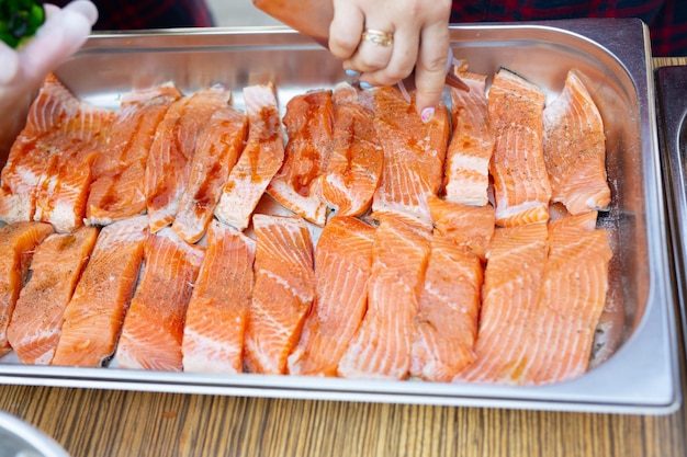 grand plat de poisson frais à griller