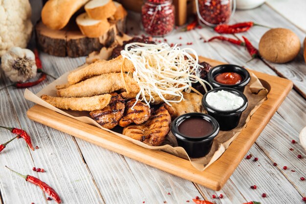 Grand plateau de poulet assorti avec sauces