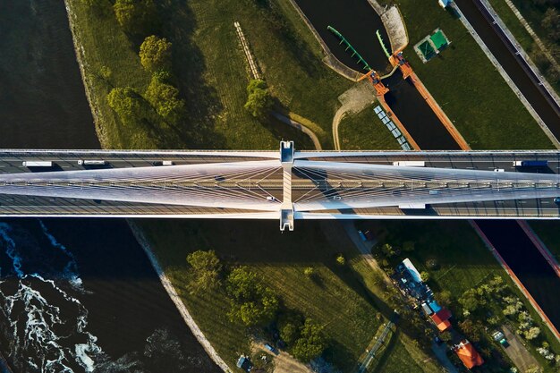 Grand pont sur la rivière avec trafic de voitures