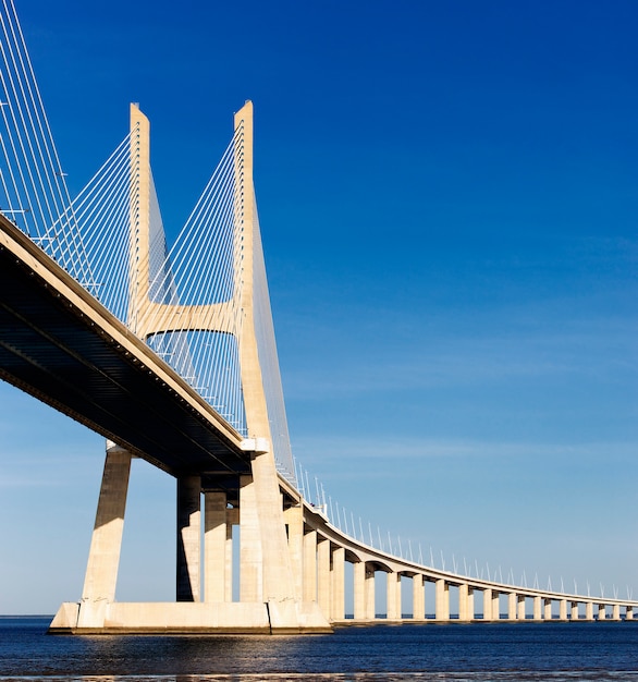 Le grand pont Vasco da Gama à Lisbonne, Portugal