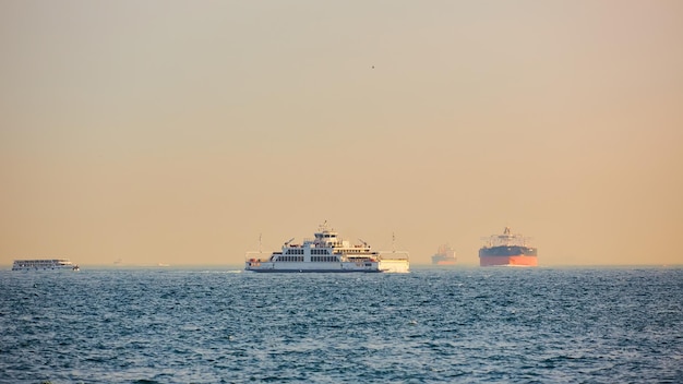 Grand porte-conteneurs en passant par le Bosphore Istanbul Turquie