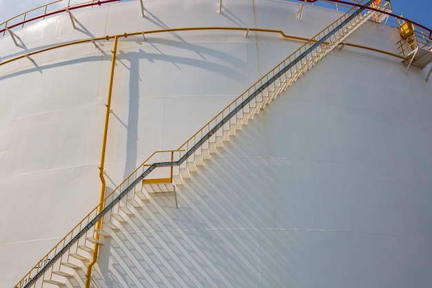 Grand réservoir d'huile blanche avec escalier
