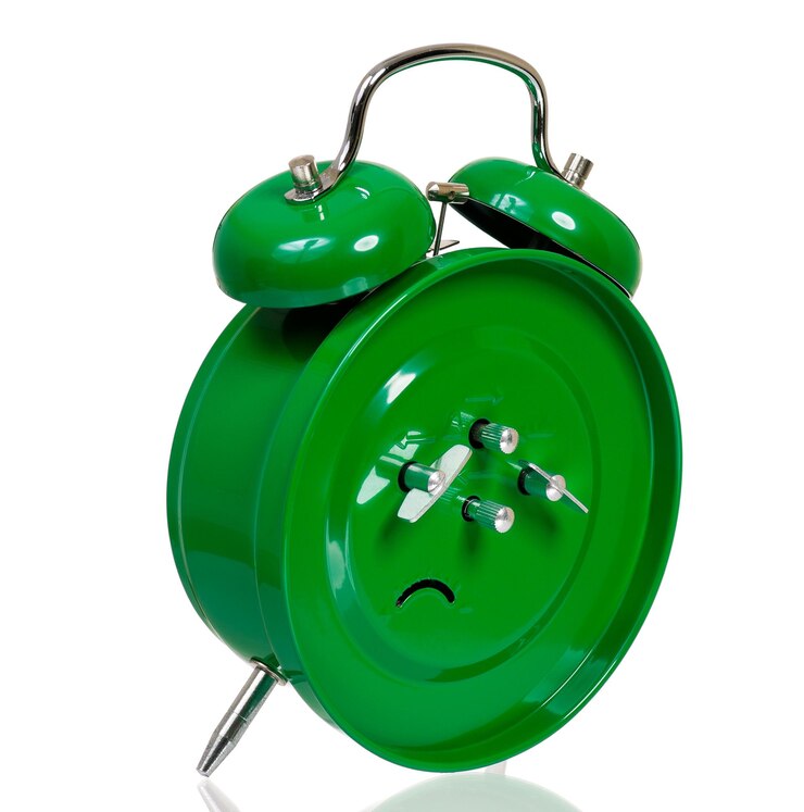Photo grand réveil vert isolé sur fond blanc