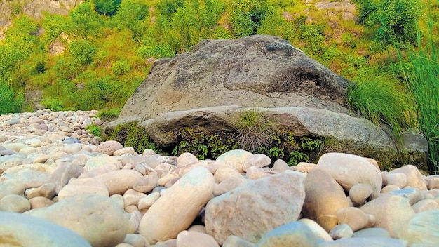 Un grand rocher dans un groupe de pierres de marbre dans un lac