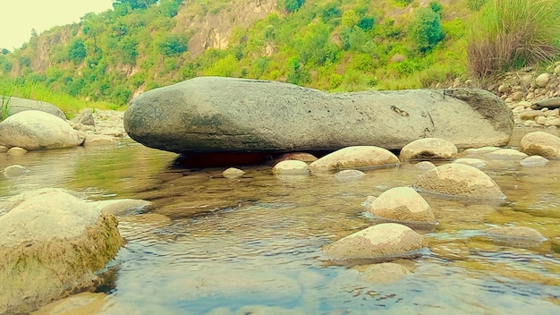 Le grand rocher dans le ruisseau d'eau