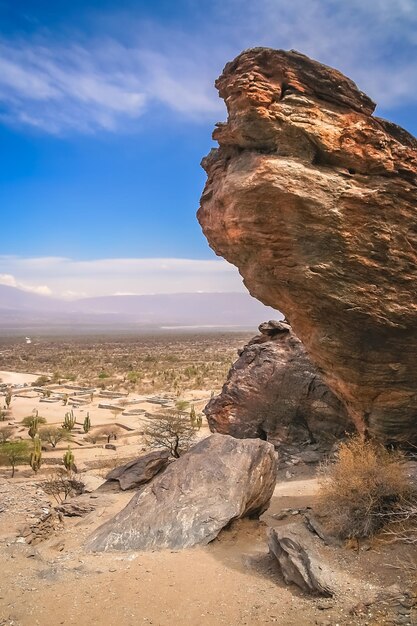 Photo grand rocher parmi les ruines de quilmes