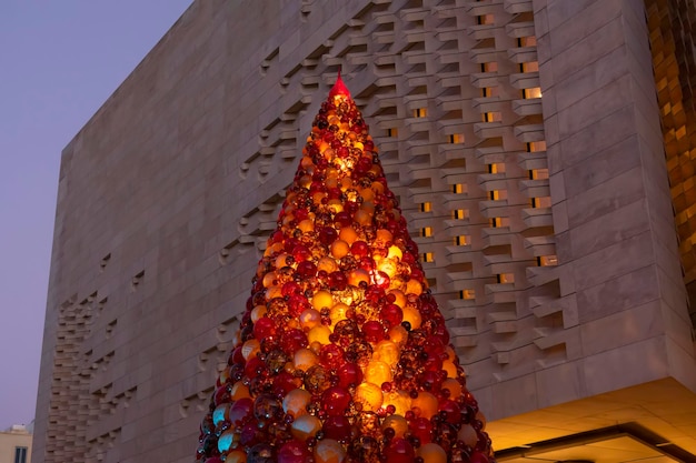 Grand sapin de noël fait de boules de verre fabriquées par des souffleurs de verre maltais pour décorer la capitale de malte