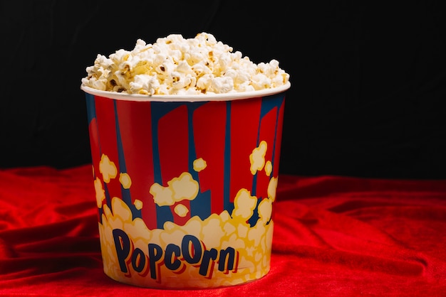 Grand seau de pop-corn délicieux