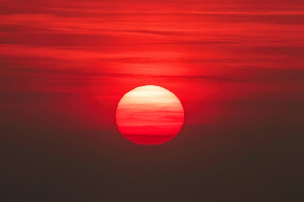 Photo le grand soleil le nuage du ciel au magnifique coucher de soleil