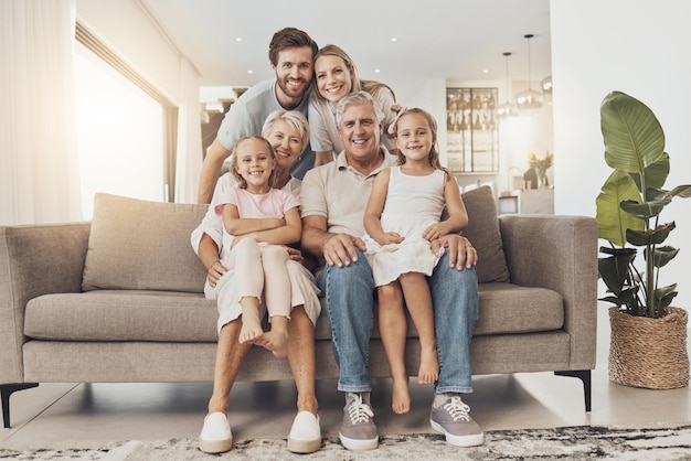 Grand sourire de famille et portrait dans le salon de la maison soutien et lien entre parents heureux grands-parents et enfants sur le canapé pour la connexion aiment les enfants et s'occupent d'une relation saine dans la maison