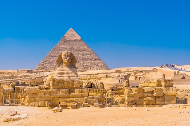 Le Grand Sphinx de Gizeh et en arrière-plan la pyramide de Khafre