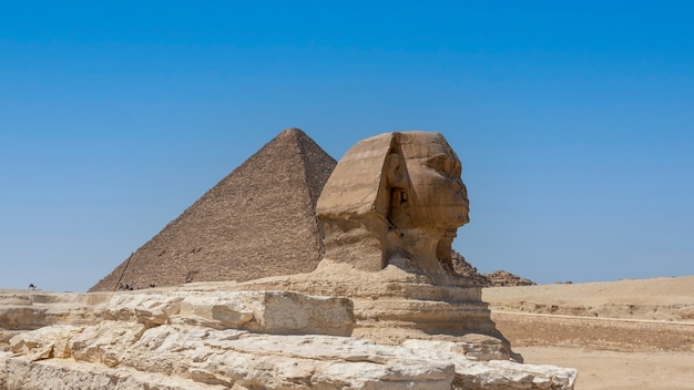 Le Grand Sphinx et les Piramids, célèbre merveille du monde, Gizeh, Egypte